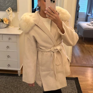 Pälskappa (nyskick) - Storlek XS/S. En beige kappa med äkta päls i väldigt bra skick. Endast använd 2-3 gånger. Säljes då den inte används. Pris kan diskuteras vid snabbaffär🥰