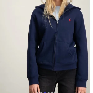 Blå Ralph lauren zip-hoodie - Intressekoll på min blåa zip hoodie från Ralph lauren! Den är i storlek M (barn) och skulle säga att den passar någon som har stl 146-152. Säljer då den börjar bli för liten. Inga defekter, kontakta för fler bilder💗