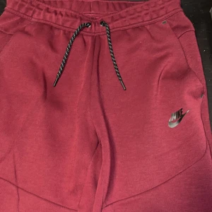 Nike tech fleece byxor (sällsynt) - Hej, säljer nu dessa nike tech fleece byxor för att dem inte används, dem är nästan helt nya så det bra skick på dem. Storleken är S. Priset kan diskuteras så det bara att skriva till mig, MVH Sebbe.