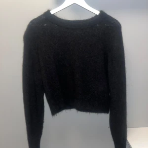 Stickad tröja  - Svart stickad tröja. Aldrig använd! Säljs billigt för att jag vill bli av med den 
