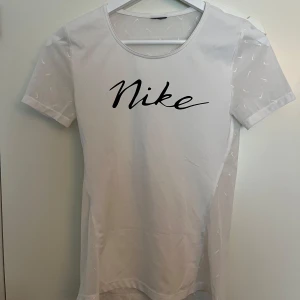 Nike träningströja - Vit tränings tröja från Nike, med meshtyg med små nikemärken baktill och på ärmarna. Använd fåtal gånger. Osäker på storlek då lapp saknas, men skulle gissa på S. 