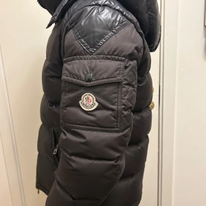 Moncler chevalier jacka - Äkta Moncler chevalier jacka. Äldre modell och storlek 2. Den har täcken av användning.