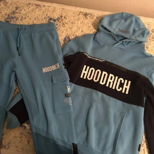 BLÅ Hoodrich tracksuit - Storlek M både i byxor och hoodie. Använt lite. Köpt för 1700kr säljs för 1400kr. Kan diskutera pris vid snabbaffär ⭐️