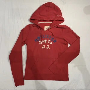 Röd hoodie från Hollister🤩 - Slim passform och perfekt på mig som är xs-s! Inga uppenbara defekter 