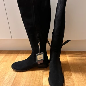 Över-knä stövlar - Helt nya oanvända skor från Dasia i storlek 40 men skulle säga att den passar mer för storlek 39.