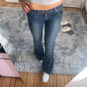 Jeans från wrangler. Jätte jätte fina. Midjemått 37 innebenslängd 80 lågmidjade och bootcut