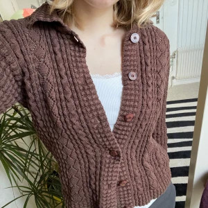 Brun kofta - En brun stickad cardigan 🤎 Jättemysig nu i höst 🍂 Har urgulliga knappar, är också i najs material, inte stickigt alls (tror det är 100% bomull)
