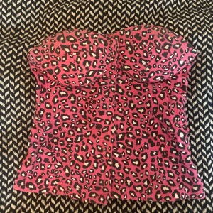 Säljer as snygg korsett top  - As snygg topp jag har använt 1 gång köpt på Plick bra skick använd köp nu 💞💞