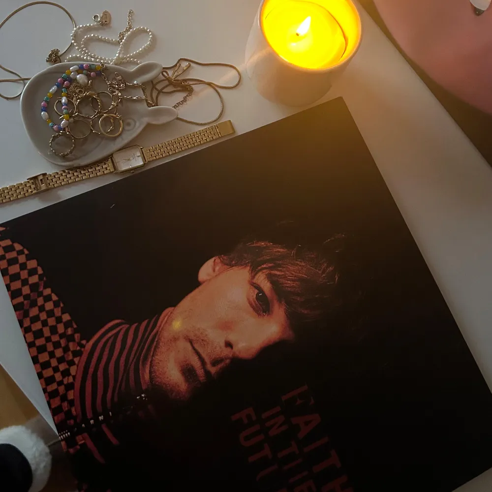 Vinylskiva av Louis Tomlinsons senaste album Faith in the future. Köptes ny och endast spelats en gång.. Övrigt.