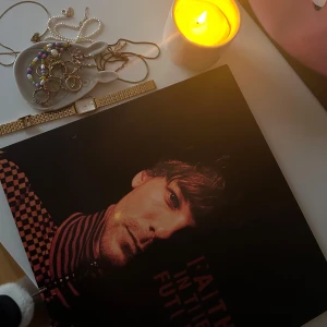 Faith in the future-vinyl - Vinylskiva av Louis Tomlinsons senaste album Faith in the future. Köptes ny och endast spelats en gång.