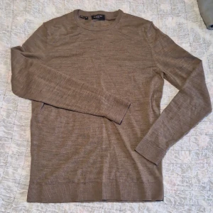 Slected homme tröja - Använd fåtal gånger och är i toppenskick. Inga slitningar ekler fläckar. Ny pris 800, mitt pris 300