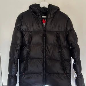 Vinterjacka Alessandro Zavetti - Väldigt fint skick, använd endast en vinter. Storlek: S Skriv vid minsta fundering! 