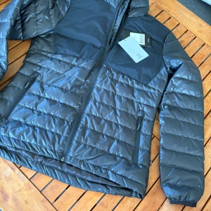 NY jacka höstjacka vinterjacka damjacka M - Ny Höstjacka vinterjacka jacka damjacka  M medium  Företagslogga på bröstet Sätt på ett annat märke alt stryk över med spritpenna alt gör reklam :)