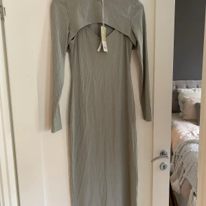 Klänningset - oanvänd  - Klänning och bolero som ett set från Bubbleroom. Klänningen och toppen är aldrig använda och toppen har prislappen kvar. Tight passform men true to size. 