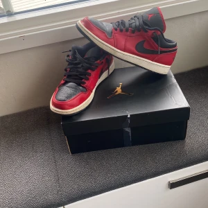 Jordan 1 Low   - Nypris ca 3500 kr så 299kr för dessa är ett kap om jag får säga det. Storlek 43 lite använda som ni ser på bilderna derför så bra pris. Man får även med box.Skriv till mig vid frågor 