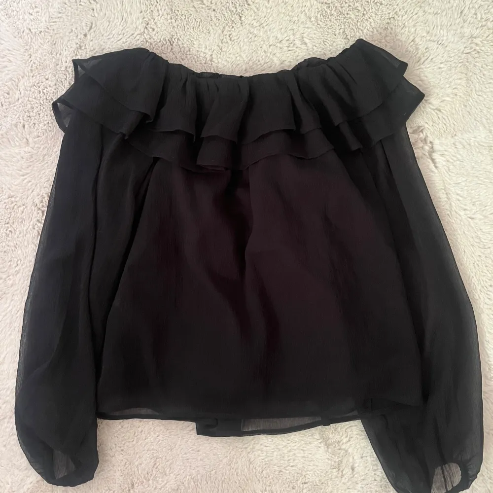 Jätte fin off sholder blus i mycket bra skick, inte säker på om jag vill sälja💕. Puserot.