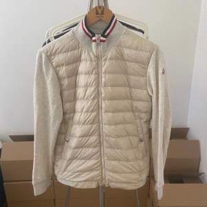 moncler cardigan i stolek M passar S Samt XS för väldigt bra pris nypris 9000 mitt pris 1699