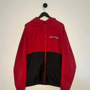 Jordan Windbreaker - Riktigt schysst Jordan windbreaker som inte kommer till användning, fin färg och unik, perfekt för kommande säsonger💫💯. Köptes för 1200, har dock inte kvar kvitto fast självklart äkta🙌💯. Hör gärna av er vid fler frågor och funderingar!