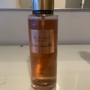 Bare vanilla body mist VS  - Nästintill helt oanvänd body mist från Victoria secret i en av deras populäraste dofter ”Bare vanilla”. Går ej att köpa i Sverige längre❤️ Hämtas upp i Högdalen 