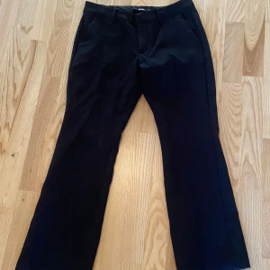 Kostymbyxor - Ett par svarta kostymbyxor, jättebra skick, säljer pågrund av att de är för små🩷