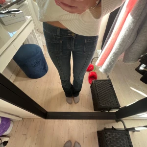 Lågmidjade jeans  - Ett par jättesnygg blåa lågmidjade bootcut jeans från Madlady i stl 34/reguler. I väldigt bra skick bara använda ett fåtal gånger. Nypris 699.🥰skriv för fler bilder och priset kan diskuteras❤️