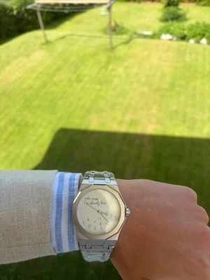 Silvrig ”Who cares I’m already late” klocka - Jag säljer en stilren ”Who cares I’m already late” klocka. Uret är 40mm och klockan är gjord i rostfritt stål. Armbandet är 25cm fullänkad men det går att ta av länkar vid behov. Skriv vid frågor😁