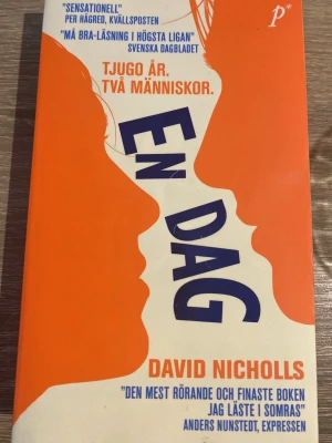 En dag av David Nicholls - En dag av David Nicholls är en romantisk roman i pocketformat.  Boken handlar om två människor och deras liv under tjugo år. Utgiven av Printz Publishing.