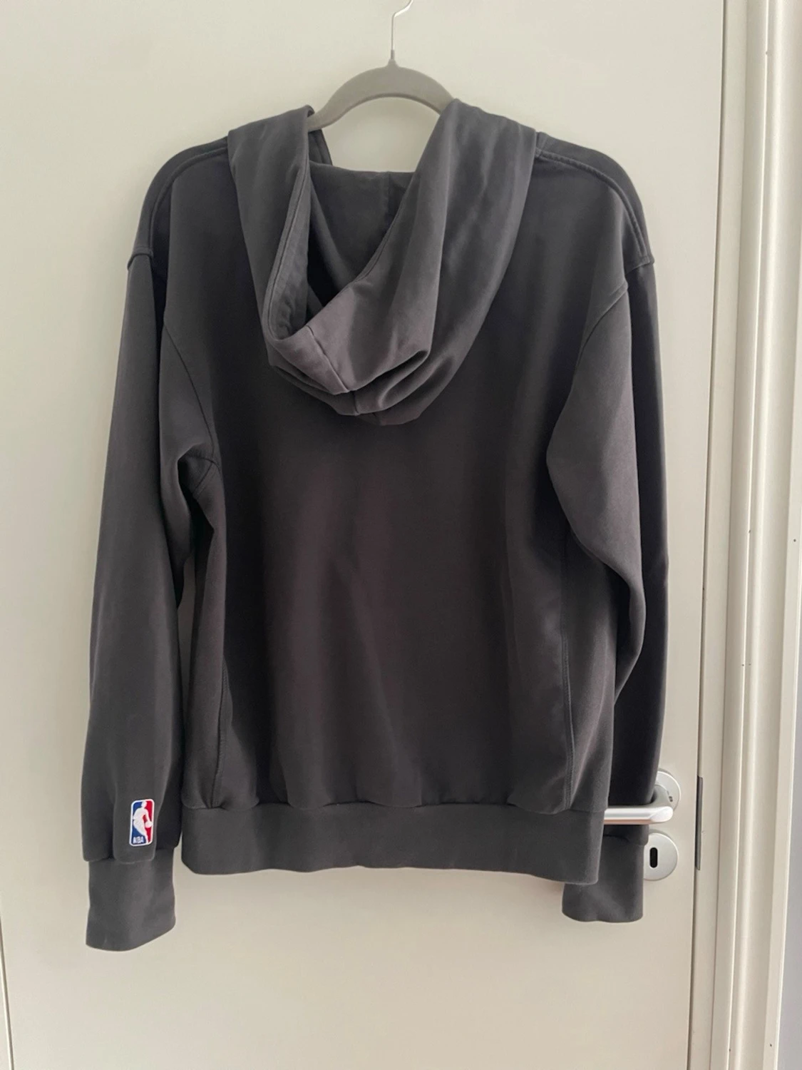 Mörkgrå zip hoodie med NBA-detalj - 1