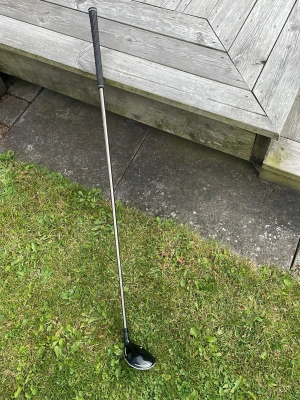 Cobra Rad Speed Hybrid 3 golfklubba - Perfekt hybrid för dig som vill göra golfen både enklare och roligare. Med ett regular skaft så passar den både de yngre och de äldre golfarna. 