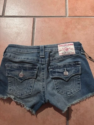 True Religion jeansshorts  - Säljer ett par blå jeansshorts från True Religion, aldrig använda endast testade! 