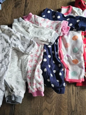 Pjamas klädpaket stl 50-56 - Ett klädpaket med 6st pjamas i stl 50-56. Dem flesta med dragkedja, 2st med knappar.  Någon är lite tvättpåverkad.  Olika märken som hm, Holly & whyte, basic U.