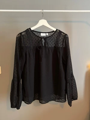 Svart blus med prickar - Fin blus från vila storlek 34 använd fåtal gånger men super fint skick!