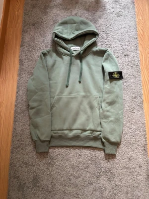 Grön stone island hoodie - Säljer en grön hoodie från Stone Island som aldrig e använd i storlek M kan gå ner i pris vid snabb köp!!