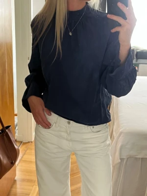 Mörkblå blus - Snygg mörkblå blus med hög hals och ballongärmar.❣️ knäppning i nacken