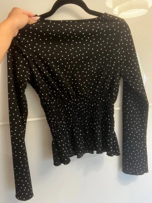 Söt prickig topp - Supersöt prickig topp från Gina Tricot med resår i midjan, knappt använd.
