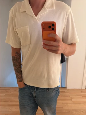 Skjorta - Säljer en vit skjorta med korta ärmar och öppen krage. Helt perfekt för sommaren använd 1 gång och köptes för 1500kr från Oas så den är som ny och till ett super schysst pris för er.