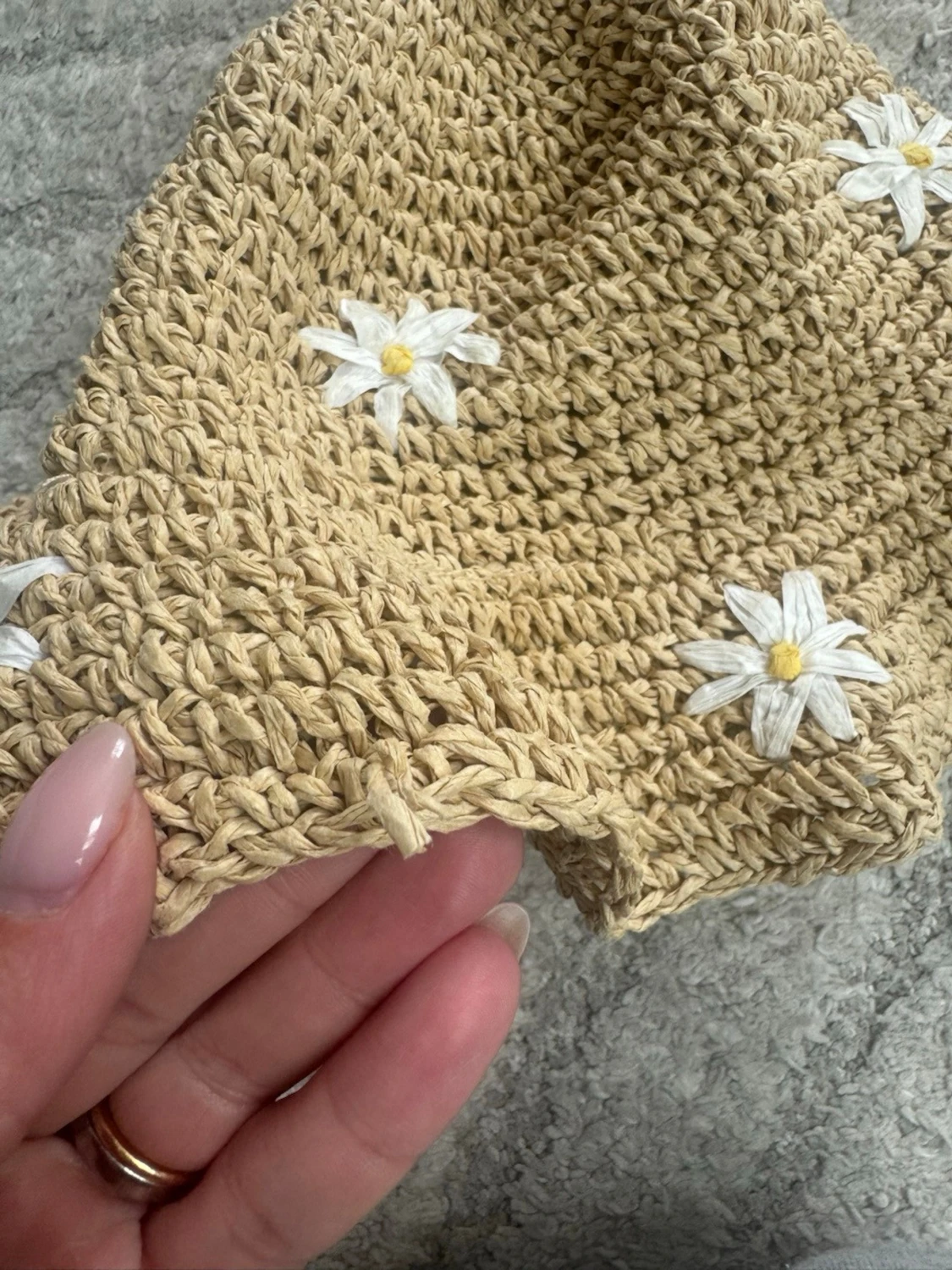 Beige virkad solhatt med prästkragar - 2