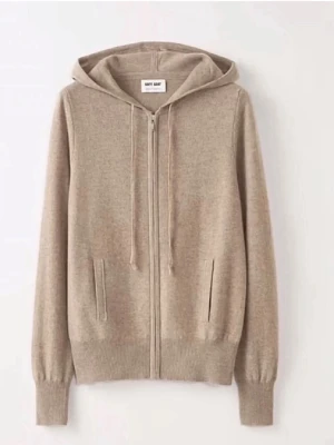 Beige zip-hoodie i mjukt material - Säljer en beige hoodie med dragkedja och huva. Hoodien har ribbade muddar vid ärmar och nederkant, samt två fickor framtill. Tillverkad i ett mjukt, stickat material som känns riktigt skönt mot huden. Perfekt för en chill och avslappnad stil.