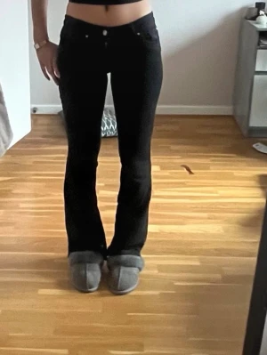 Svarta lågmidjade jeans  - Jättesnygga lågmidjade bootcut- jeans från Vero moda. Använda men utan större skavanker, lite trådiga längst ner på ena benet ( se bild) men inget annat förutom det. Köpta för 600 kr. I storlek 34❣️  #y2k #2000’s #lowwaist #bootcut #jeans