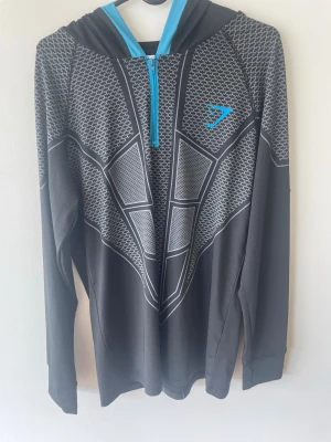 Svart och blå  - Snygg svart hoodie .