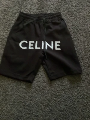 Svarta shorts  med snörning - Svarta shorts med vit logga framtill. De har elastisk midja med snörning och är tillverkade i ett mjukt material som passar perfekt till sommaren. Klassisk och stilren design med fickor på sidorna. Aldrig använda 🐼