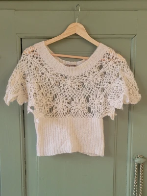 Stickad topp - Så fin och unik stickad topp! Perfekt att ha över ett linne eller liknande! Har en lite poncho liknande modell 😍             ----------------------------------------OBS!!! Rensar min garderob! Skriv om du är intresserad av något mer som ligger ute så får du SUPERBRA pris! Det som inte säljs kommer att doneras så bara att fynda!!!!