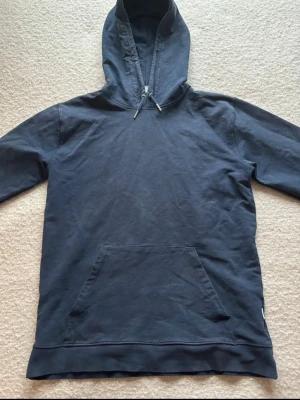 Mörkblå hoodie - Säljer nu en fet mörkblå hoodie som passar till väldigt mycket. 