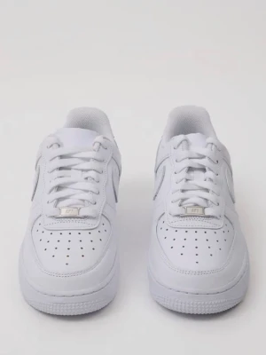 Nike Air Force 1 vita sneakers - Klassiska helvita Nike Air Force 1 sneakers i lågt utförande. Skorna har en stilren design med perforerad tå, vita skosnören och diskret Nike-logga på sidan och hälen. Tillverkade i slittåligt läder med bekväm vadderad kant och sula.