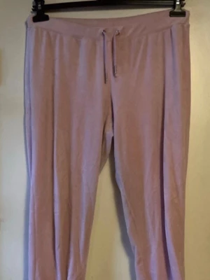 Ljuslila mjukisbyxor med dragsko - Säljer ett par ljuslila mjukisbyxor i mjukt och skönt material. Byxorna har resår i midjan med dragsko och raka ben. Perfekta för chill dagar hemma eller när du vill vara extra bekväm.