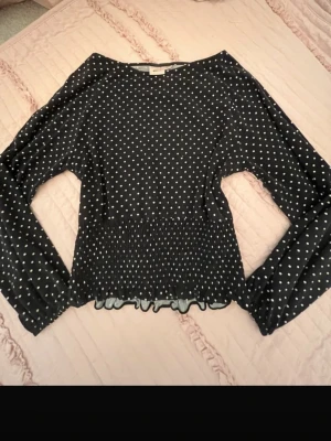 Söt polka dot tröja  - Sitter så fint i midjan, finns inga tecken på fläckar🌟🌟