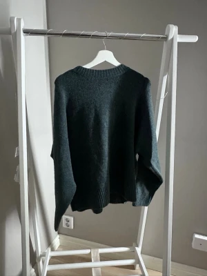 Mörk grön stickad tröja - Från vero moda i storlek M