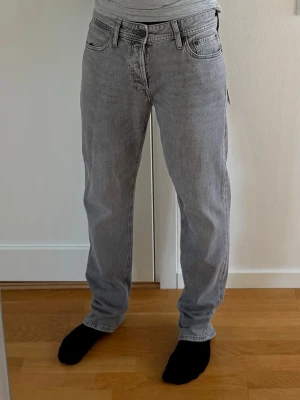 Jeans - Grå Jack & Jones jeans. W29 L32. Regular Rise. 