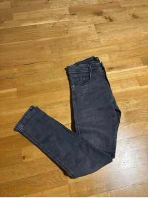 Mörkgrå jeans replay anbass - Säljer min snygga mörkgråa replay anbass eftersom jag vill köpa nya. Skick 8/10. Använt några gånger. Säljer för 250 eftersom att det är i så bra skick!! Men kan gå ner lite k pris vid snabb affär !! Skriv vid intresse👍👍