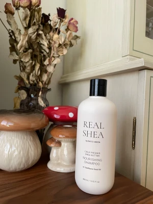 Rated Green Real Shea shampoo - Använt cirka fem gånger. Ett koreanskt shampoo som är sulfatfritt.